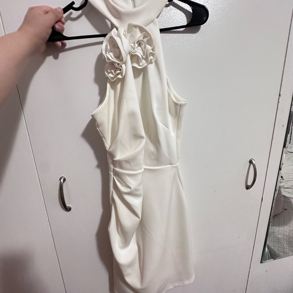 Elegant White Sleeveless Dress
